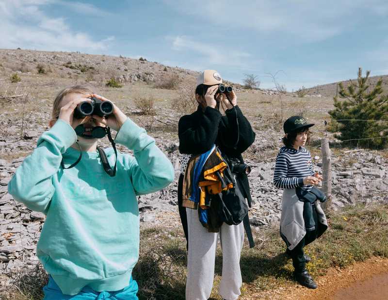 Pendant une visite immersive sur le causse Méjean, à la rencontre des chevaux de Przewalski, le 22 avril 2025. (Sandra Mehl/Libération)